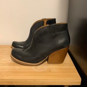 Korks by Kork Ease Gemini V Bootie black and tan